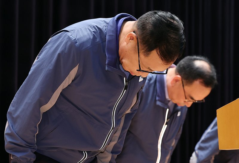 정희민 포스코이앤씨 대표이사가 지난달 29일 오후 인천 연수구 포스코이앤씨 송도사옥에서 고속국도 공사 현장 사망사고와 관련해 사과문을 발표 후 고개 숙여 인사하고 있다. 2025.7.29/뉴스1 ⓒ News1 김진환 기자