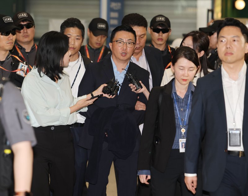 [인천공항=뉴시스] 최진석 기자 = '김건희 집사' 김예성 씨가 12일 인천공항으로 귀국해 체포되어 김건희 특검팀(특별검사 민중기) 사무실로 압송되고 있다. (공동취재) 2025.08.12. photo@newsis.com