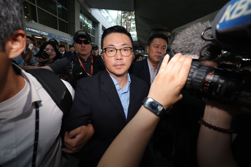 [인천공항=뉴시스] 최진석 기자 = '김건희 집사' 김예성 씨가 12일 인천공항으로 귀국해 체포되어 김건희 특검팀(특별검사 민중기) 사무실로 압송되고 있다. (공동취재) 2025.08.12. photo@newsis.com