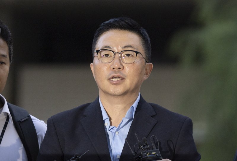 [서울=뉴시스] 김근수 기자 = 김건희 여사의 집사로 지목된 김예성씨가 12일 오후 서울 종로구 KT 광화문빌딩 웨스트에 마련된 김건희 여사 의혹을 수사하는 민중기 특별검사 사무실로 압송되고 있다. 김 씨는 특검이 수사 중인 ‘집사 게이트’의 핵심 인물로, 자신이 설립에 참여한 렌터카 업체가 지난 2023년 카카오모빌리티, HS효성 등 기업들로부터 184억 원을 투자받는 과정에 김건희 씨와의 친분을 내세워 영향력을 행사했다는 혐의를 받고있다. 2025.08.12. ks@newsis.com