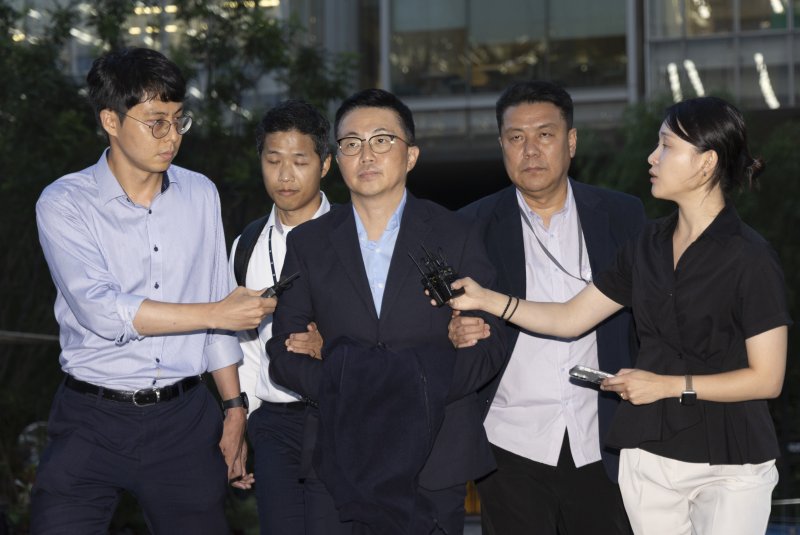 [서울=뉴시스] 김근수 기자 = 김건희 여사의 집사로 지목된 김예성씨가 12일 오후 서울 종로구 KT 광화문빌딩 웨스트에 마련된 김건희 여사 의혹을 수사하는 민중기 특별검사 사무실로 압송되고 있다. 김 씨는 특검이 수사 중인 ‘집사 게이트’의 핵심 인물로, 자신이 설립에 참여한 렌터카 업체가 지난 2023년 카카오모빌리티, HS효성 등 기업들로부터 184억 원을 투자받는 과정에 김건희 씨와의 친분을 내세워 영향력을 행사했다는 혐의를 받고있다. 2025.08.12. ks@newsis.com