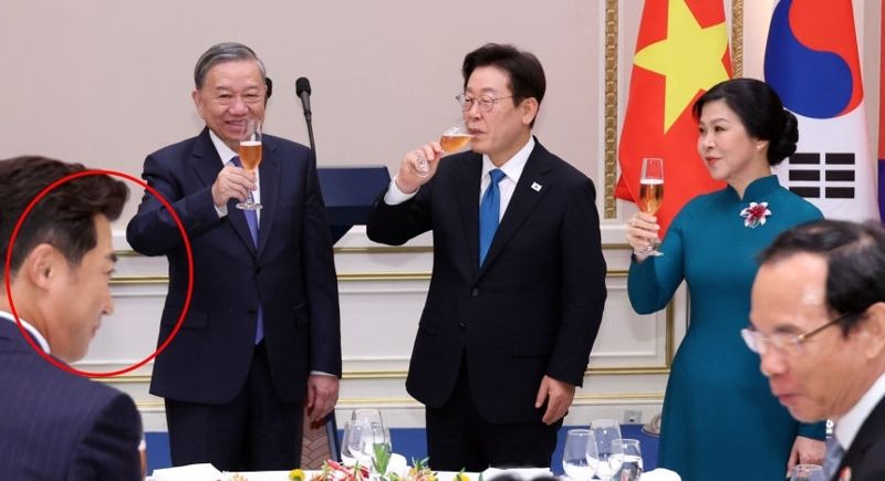 이재명 온라인 바카라사이트이 11일 청와대 영빈관에서 열린 한·베트남 공식 만찬에서 또 럼 베트남 당 서기장 부부와 건배하고 있다. 왼쪽부터 럼 서기장, 이재명 온라인 바카라사이트, 응오 프엉 리 여사. 앞줄 왼쪽은 배우 온라인 바카라사이트. /연합뉴스
