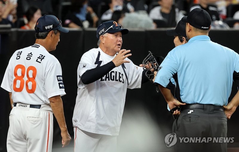 항의하는 김경문 감독 (출처=연합뉴스)