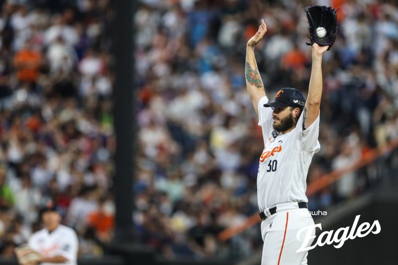 지난 12일 대전 한화생명이글스파크에서 열린 프로야구 롯데 자이언츠와 한화 이글스의 경기에서 한화 폰세가 투구 중 손을 들어보이고 있다. 한화 이글스 제공