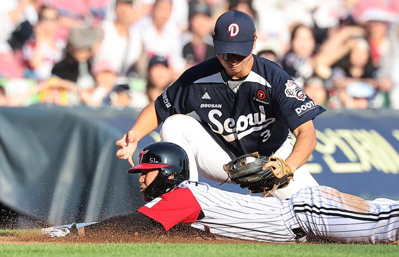 도루 시도하는 LG 트윈스 내야수 구본혁. 2025.6.22/뉴스1 ⓒ News1 김진환 기자