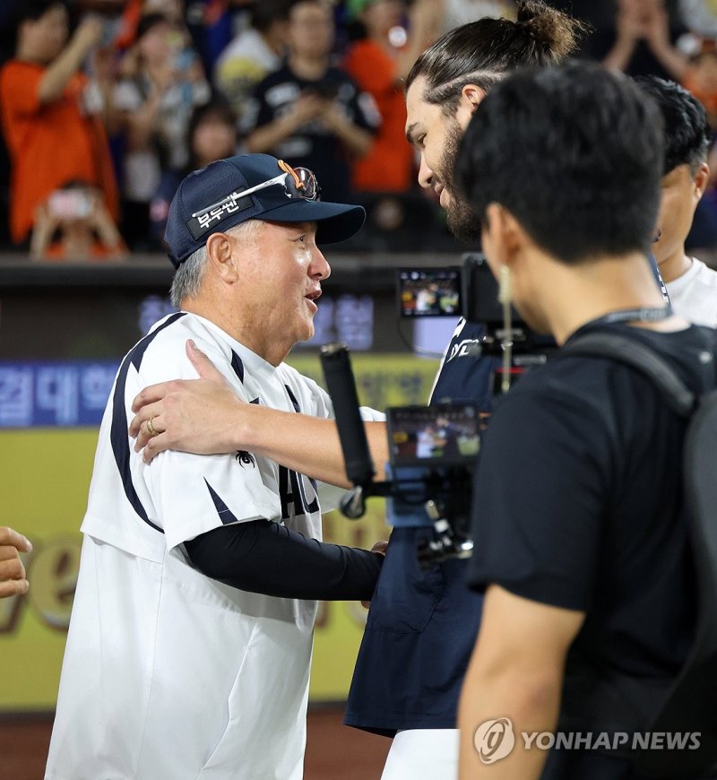 1천승 고지 오른 김경문 감독 (출처=연합뉴스)