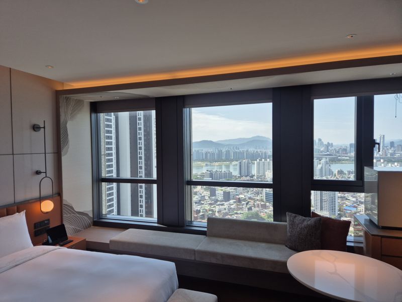 한강 조망이 가능한 서울 광진구 자양동 '풀만 앰배서더 서울 이스트폴' 객실 내부. 사진=전민경 기자