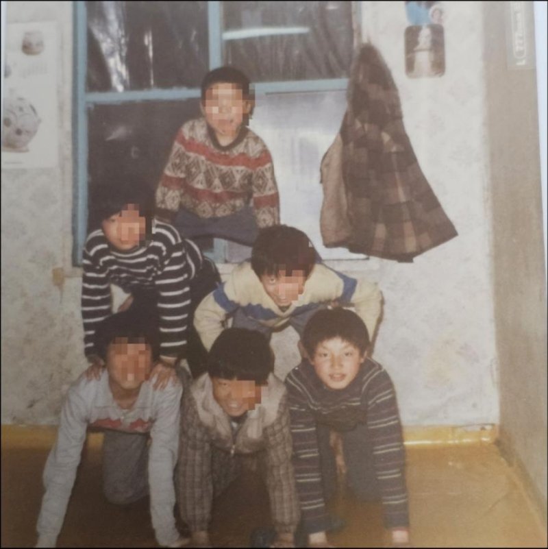보육원에서 초등학교 시절의 유진수 대표(맨 아래 오른쪽)와 보육원 친구들 (출처=연합뉴스)