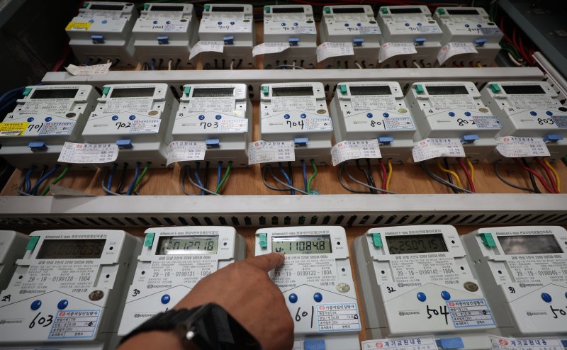 [서울=뉴시스] 이영환 기자 = 15일 오전 서울 시내의 한 오피스텔의 전력량계가 보이고 있다.2025.07.15. 20hwan@newsis.com