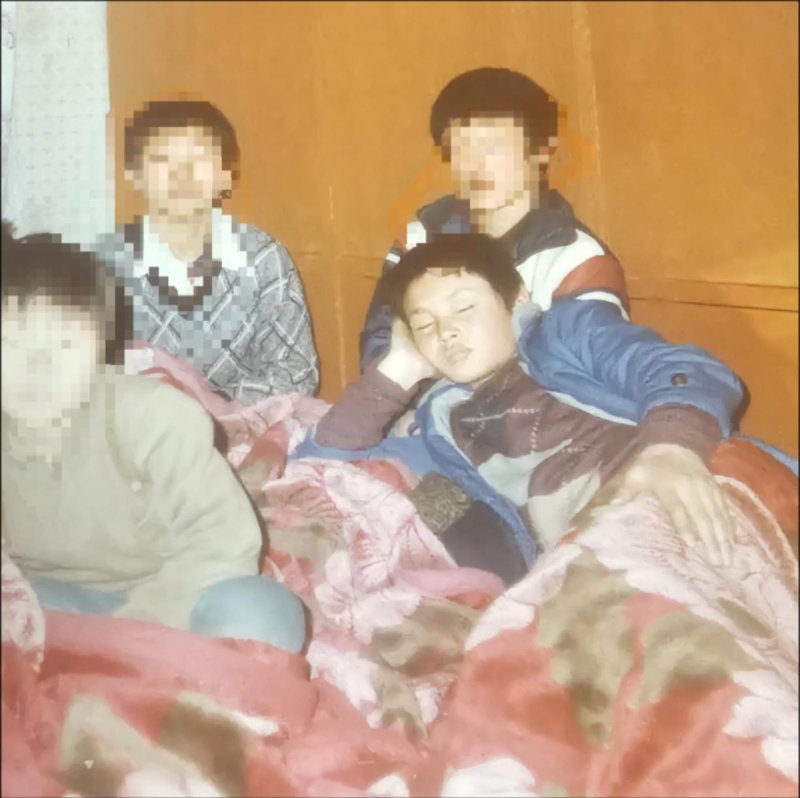 S보육원 시절의 유진수 대표(오른쪽 누운자세)와 보육원 친구들 (출처=연합뉴스)