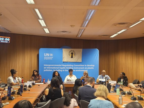 11일(현지시간) 스위스 제네바 유엔 유럽본부에서 미국 흑인 커뮤니티 대표들이 플라스틱 오염이 공동체 전 생애 주기에 걸쳐 미치는 피해와 협상장에서의 배제를 규탄하고 있다. 사진=박지영 기자