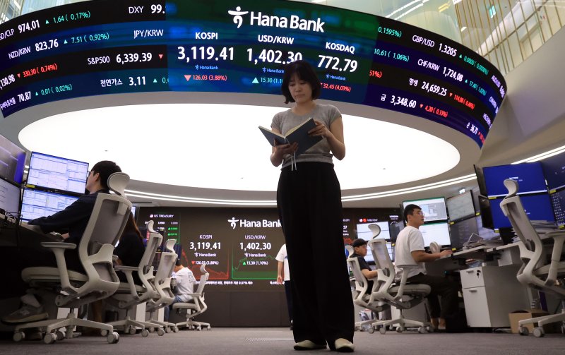 서울 중구 하나은행 딜링룸 전광판. /뉴스1 ⓒ News1 김진환 기자