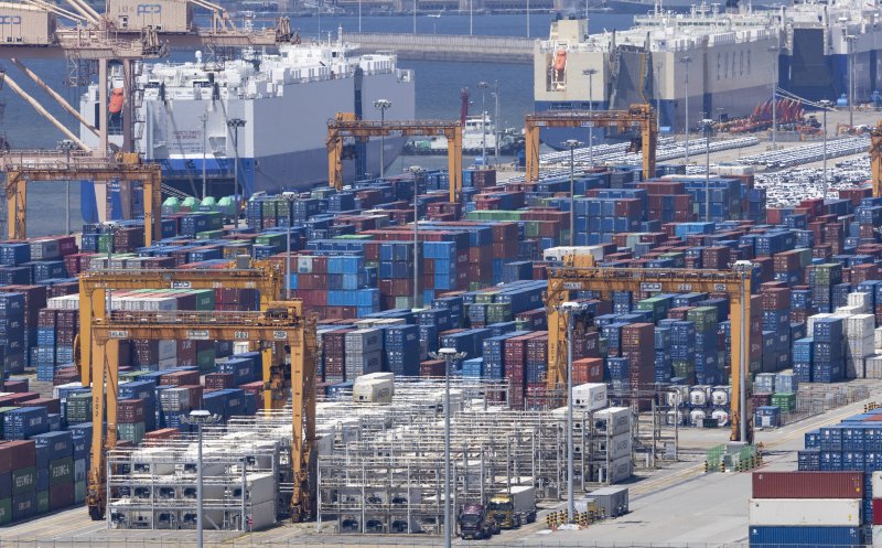 [평택=뉴시스] 김근수 기자 = 7일 경기 평택항 부두 야적장에 수출입 컨테이너가 쌓여 있다. 2025.08.07. ks@newsis.com