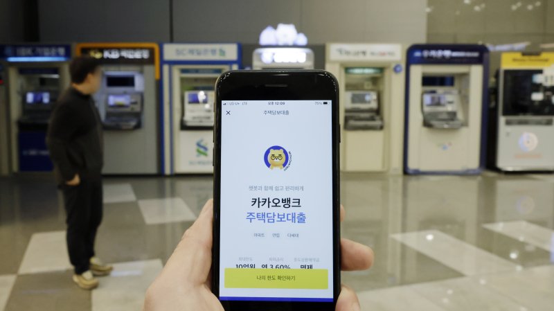 [서울=뉴시스] 최동준 기자 = 고금리 시대 이자가 저렴한 인터넷전문온라인 바카라사이트의 주택담보대출 잔액이 1년 새 70% 넘게 급증하면서 대형 온라인 바카라사이트들을 크게 뛰어넘는 증가세를 보였다. 특히 카카오뱅크는 8조 원이 증가했다. 사진은 22일 휴대폰 화면의 카카오뱅크 주택담보대출 화면 모습. 2024.01.22. photocdj@newsis.com