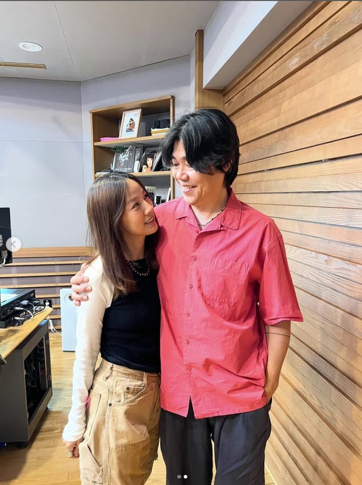 '이효리♥이상순, 초밀착 포즈…여전히 애정 넘치는 '13년 차 부부'