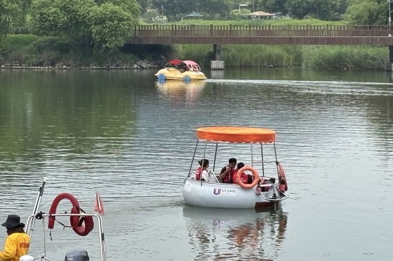 울산 태화강 수상스포츠센터가 대여하는 다양한 형태의 전기저속보트. 사진=최수상 기자