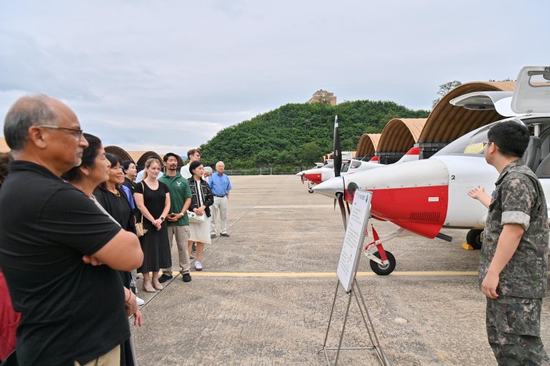 공군과 국가보훈부는 12일부터 16일까지 대한민국 임시정부 비행학교 관계자들의 후손들을 공식 초청했다고 13일 밝혔다. 지난 12일 후손들이 공군사관학교 소속 제212비행교육대대를 견학하고 있다. 공군 제공