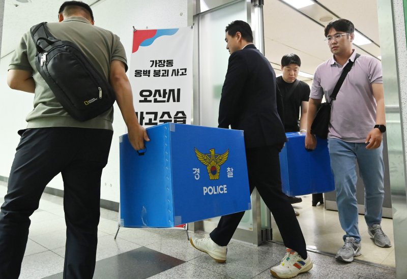 [오산=뉴시스] 김종택 기자 = 경기남부경찰청 수사전담팀이 22일 경기 오산시청에서 옹벽 붕괴 사망사고와 관련한 압수수색을 마친 뒤 압수품을 옮기고 있다. 2025.07.22. jtk@newsis.com