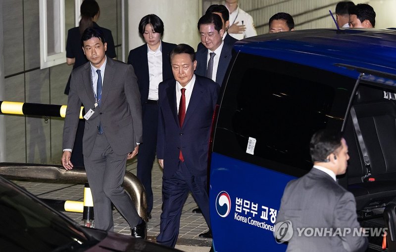 호송차량 향하는 윤석열 전 대통령 (출처=연합뉴스)