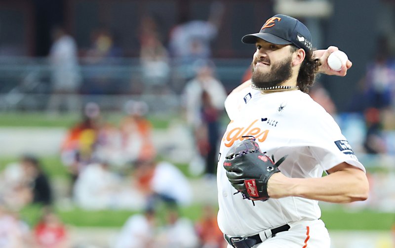 12일 대전 한화생명볼파크에서 열린 프로야구 '2025 신한 SOL 뱅크 KBO리그' 한화이글스 대 롯데자이언츠 경기에서 한화 선발 폰세가 투구하고 있다. 2025.8.12/뉴스1 ⓒ News1 김기남 기자