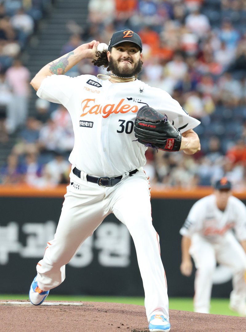 12일 대전 한화생명볼파크에서 열린 프로야구 '2025 신한 SOL 뱅크 KBO리그' 한화이글스 대 롯데자이언츠 경기에서 한화 선발 폰세가 투구하고 있다. 2025.8.12/뉴스1 ⓒ News1 김기남 기자