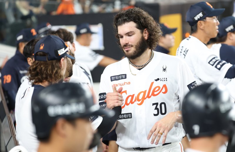 12일 대전 한화생명볼파크에서 열린 프로야구 '2025 신한 SOL 뱅크 KBO리그' 한화이글스 대 롯데자이언츠 경기에서 한화 폰세가 6회 삼진을 잡으며 KBO 최소경기 200 탈삼진 기록한 뒤 7회 무실점 호투로 경기를 마무리 하고 있다. 2025.8.12/뉴스1 ⓒ News1 김기남 기자