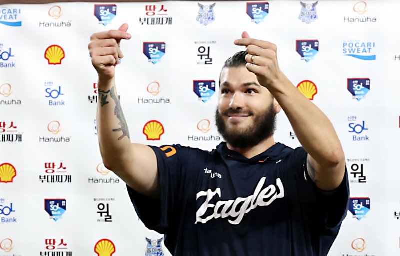 12일 대전 한화생명볼파크에서 열린 프로야구 '2025 신한 SOL 뱅크 KBO리그' 한화이글스 대 롯데자이언츠 경기에서 한화 폰세가 KBO 최소경기 200 탈삼진, 15숭을 거둔 뒤 팬들에게 인사하고 있다. 2025.8.12/뉴스1 ⓒ News1 김기남 기자