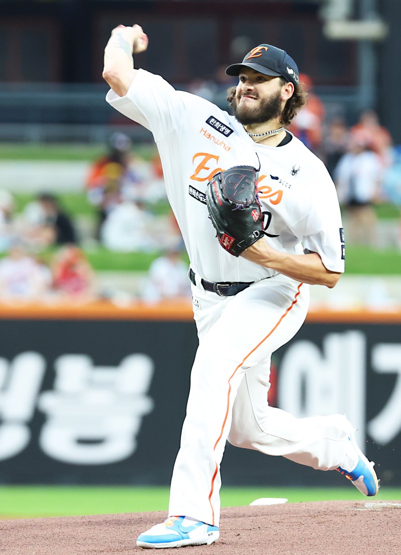 12일 대전 한화생명볼파크에서 열린 프로야구 '2025 신한 SOL 뱅크 KBO리그' 한화이글스 대 롯데자이언츠 경기에서 한화 선발 폰세가 투구하고 있다. 2025.8.12/뉴스1 ⓒ News1 김기남 기자