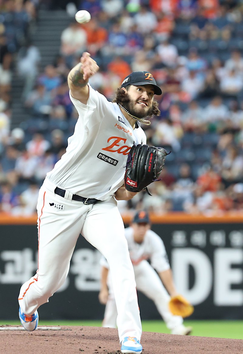 12일 대전 한화생명볼파크에서 열린 프로야구 '2025 신한 SOL 뱅크 KBO리그' 한화이글스 대 롯데자이언츠 경기에서 한화 선발 폰세가 투구하고 있다. 2025.8.12/뉴스1 ⓒ News1 김기남 기자