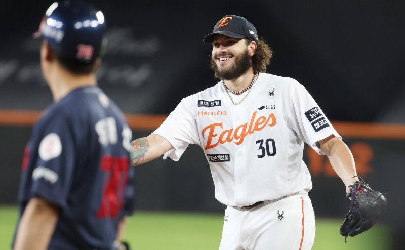 12일 대전 한화생명볼파크에서 열린 프로야구 '2025 신한 SOL 뱅크 KBO리그' 한화이글스 대 롯데자이언츠 경기에서 한화 폰세가 5회 무실점 호투하며 웃음 짓고 있다. 2025.8.12/뉴스1 ⓒ News1 김기남 기자
