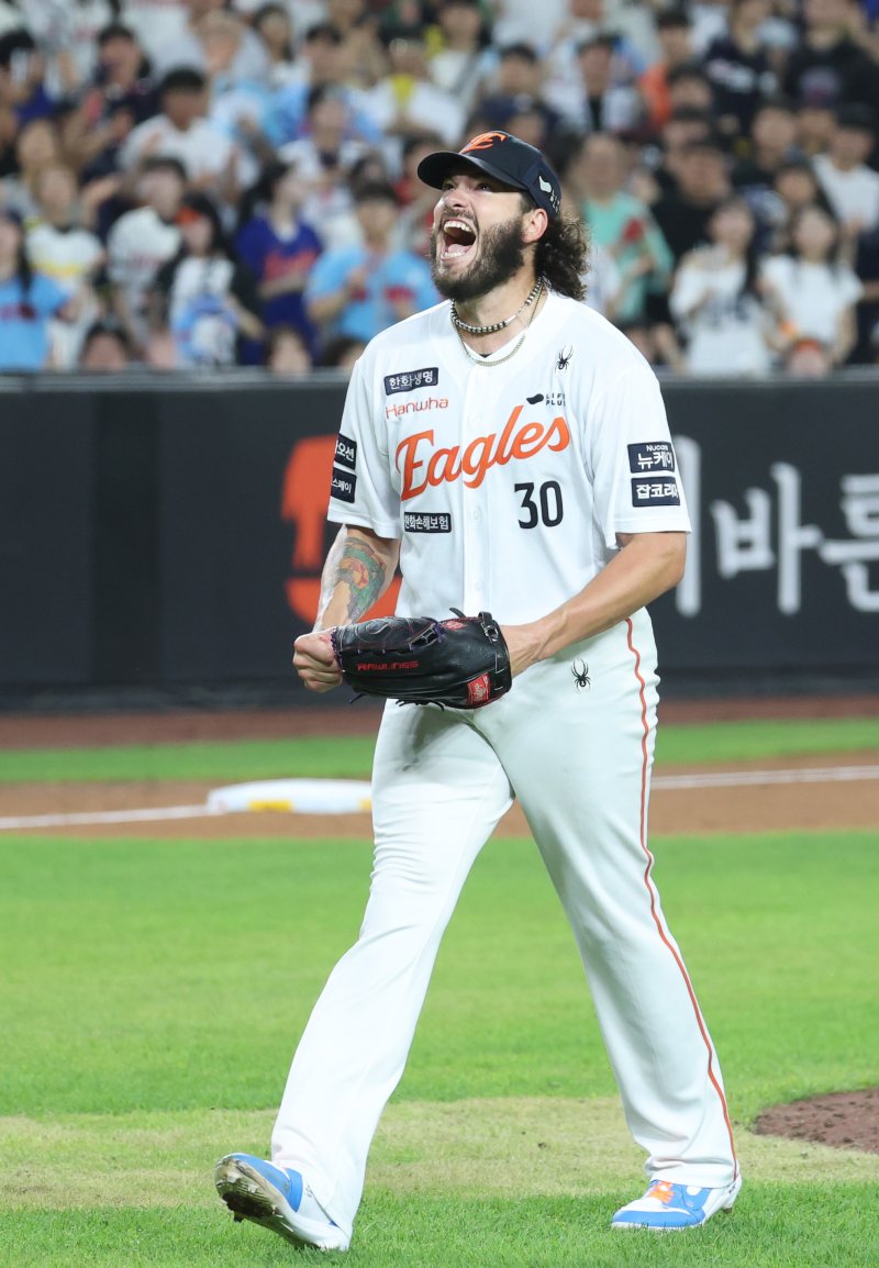 12일 대전 한화생명볼파크에서 열린 프로야구 '2025 신한 SOL 뱅크 KBO리그' 한화이글스 대 롯데자이언츠 경기에서 한화 폰세가 6회 삼진을 잡으며 KBO 최소경기 200 탈삼진 기록을 세우며 포효하고 있다. 2025.8.12/뉴스1 ⓒ News1 김기남 기자