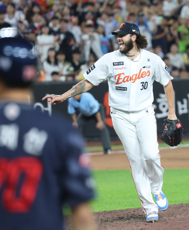 12일 대전 한화생명볼파크에서 열린 프로야구 '2025 신한 SOL 뱅크 KBO리그' 한화이글스 대 롯데자이언츠 경기에서 한화 폰세가 6회 삼진을 잡으며 KBO 최소경기 200 탈삼진 기록을 세우며 포효하고 있다. 2025.8.12/뉴스1 ⓒ News1 김기남 기자