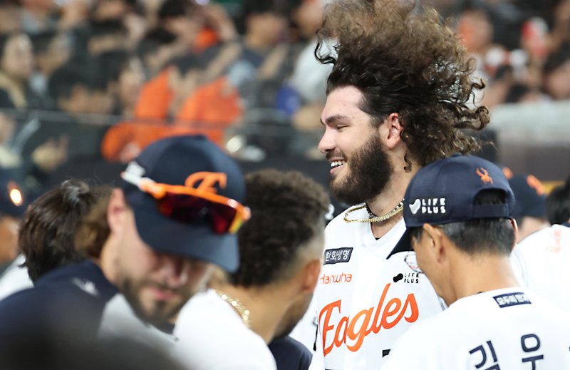 12일 대전 한화생명볼파크에서 열린 프로야구 '2025 신한 SOL 뱅크 KBO리그' 한화이글스 대 롯데자이언츠 경기에서 한화 폰세가 6회 삼진을 잡으며 KBO 최소경기 200 탈삼진 기록한 뒤 7회 무실점 호투로 경기를 마무리, 동료들과 기뻐하고 있다. 2025.8.12/뉴스1 ⓒ News1 김기남 기자