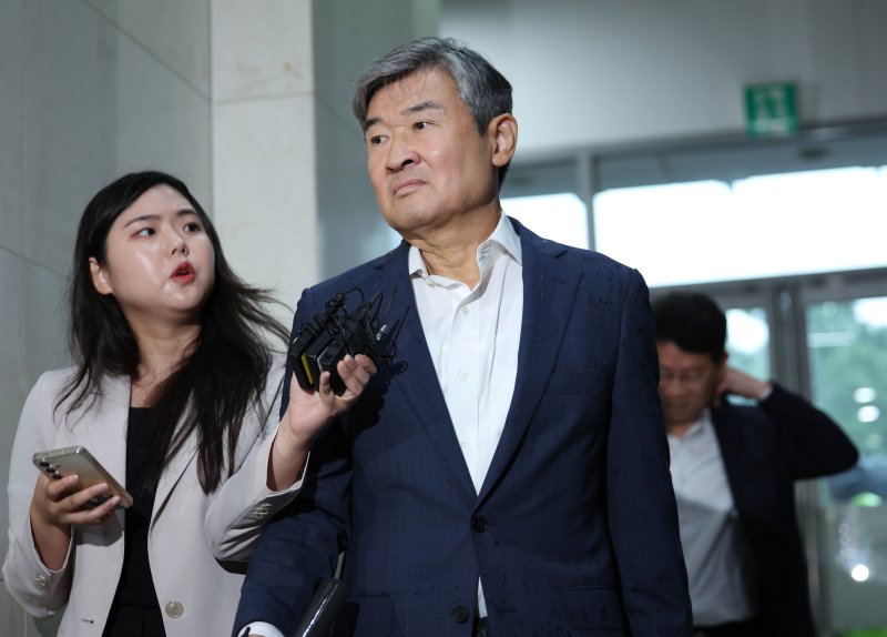 [서울=뉴시스] 김진아 기자 = 조태용 전 국가안보실장이 13일 서울 서초구 순직해병 특검 사무실에 피의자 신분으로 출석하고 있다. 2025.08.13. bluesoda@newsis.com