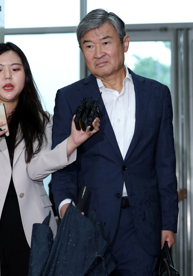 [서울=뉴시스] 김진아 기자 = 조태용 전 국가안보실장이 13일 서울 서초구 순직해병 특검 사무실에 피의자 신분으로 출석하고 있다. 2025.08.13. bluesoda@newsis.com