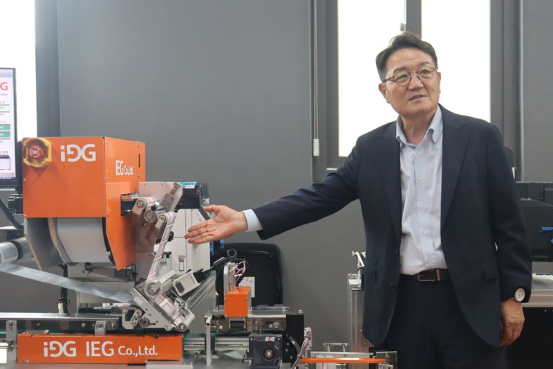 김창일 아이지 대표이사가 지난 11일 경기도 성남 아이지 본사에서 DX 라벨러에 대해 설명하고 있다. 이노비즈협회 제공