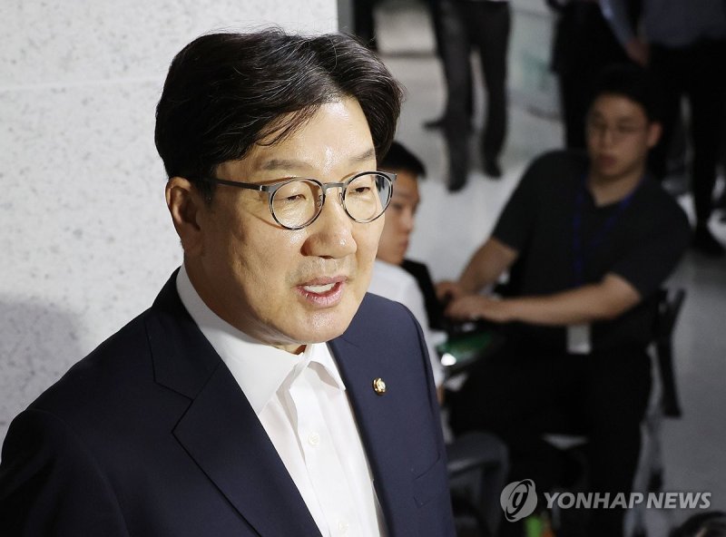 취재진 앞 압수수색 관련 발언하는 권성동 의원 (출처=연합뉴스)