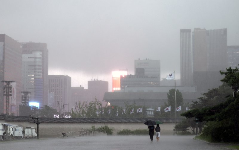 호우특보가 발효된 가운데 13일 서울 종로구 국립고궁박물관 인근에서 바라본 하늘이 먹구름으로 뒤덮여 있다. 2025.8.13/뉴스1 ⓒ News1 박지혜 기자