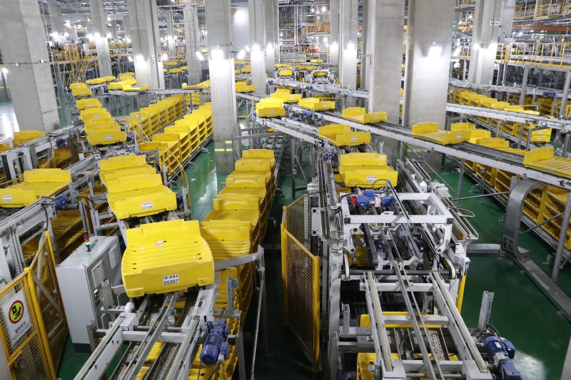 [인천공항=뉴시스]홍찬선 기자 = 인천공항공사는 지난달 29일 인천공항 제2여객터미널 수하물처리구역에서 열린 '인천공항 제2여객터미널 수하물처리시설(BHS) 확장 운영 개시 행사를 개최했다고 1일 밝혔다. 사진은 시간당 수하물 처리량이 기존 5400개에서 6800개로 26%가량 증가한 인천공항 제2여객터미널 수하물처리시설 전경 모습. (사진=인천공항공사 제공) 2019.12.01.photo@newsis.com