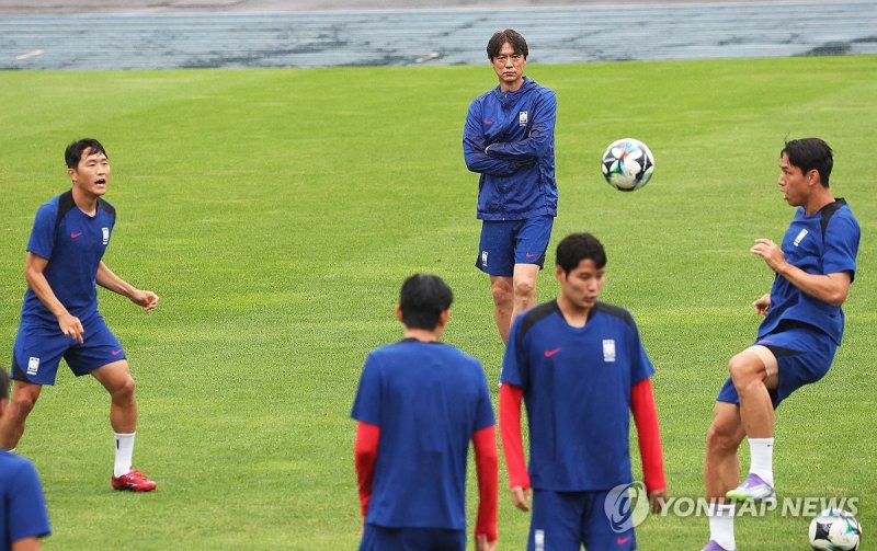 대표팀 훈련 지켜보는 홍명보 감독 (출처=연합뉴스)