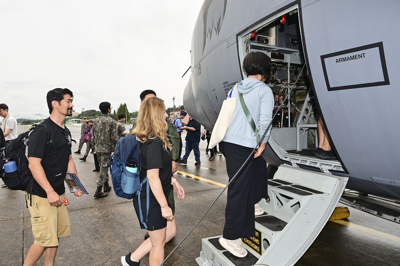 공군과 국가보훈부는 12~16일까지 대한민국 임시정부 비행학교 관계자들의 후손들을 공식 초청했다. 사진은 후손들이 13일 공군 충주기지에서 C-130 수송기에 탑승하고 있는 모습. 공군 제공