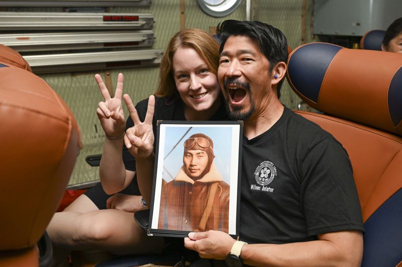 공군과 국가보훈부는 12~16일까지 대한민국 임시정부 비행학교 관계자들의 후손들을 공식 초청했다. 사진은 후손들이 13일 공군 충주기지에서 C-130 수송기에 탑승해 기념촬영하고 있는 모습. 공군 제공