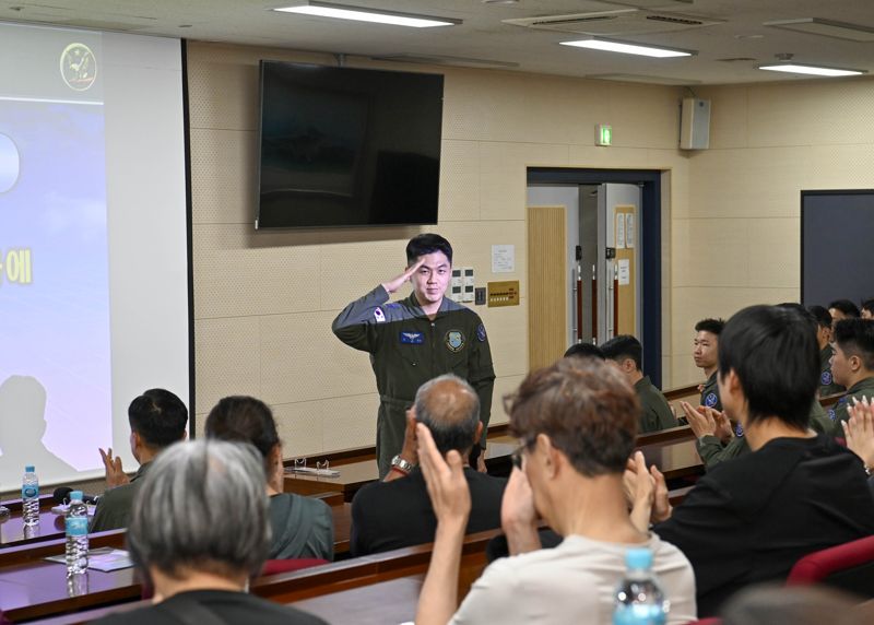 공군과 국가보훈부는 12~16일까지 대한민국 임시정부 비행학교 관계자들의 후손들을 공식 초청했다. 사진은 13일 공군 제1전투비행단 학생 조종사 대표가 후손들에게 비행단 임무에 대해 브리핑하는 모습. 공군 제공
