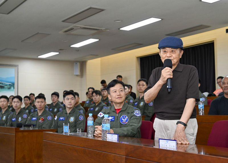 공군과 국가보훈부는 12~16일까지 대한민국 임시정부 비행학교 관계자들의 후손들을 공식 초청했다. 사진은 13일 공군 광주기지를 찾은 노백린 장군의 손자 노영탁 선생이 후손들을 대표해 학생조종사들에게 당부의 말을 하고 있는 모습. 공군 제공