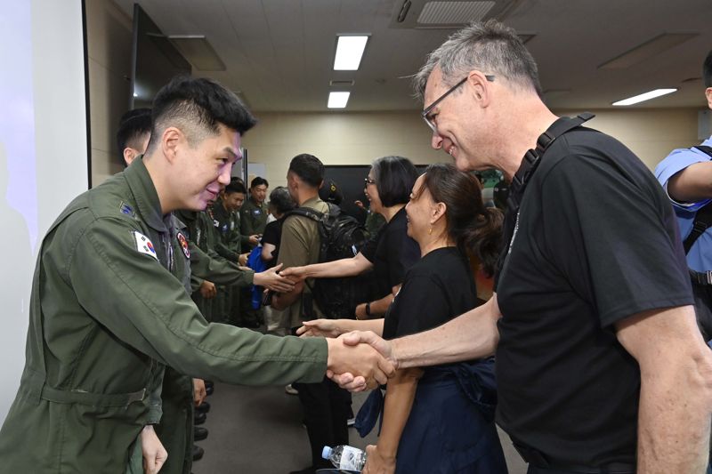 공군과 국가보훈부는 12~16일까지 대한민국 임시정부 비행학교 관계자들의 후손들을 공식 초청했다. 사진은 13일 공군 광주기지를 찾은 후손들이 학생조종사들과 악수하며 격려하고 있는 모습. 공군 제공
