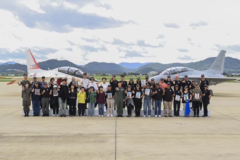 공군과 국가보훈부는 12~16일까지 대한민국 임시정부 비행학교 관계자들의 후손들을 공식 초청했다. 사진은 13일 공군 광주기지를 찾은 후손들과 제1전투비행단 장병들이 국산 고등훈련기 T-50(왼쪽)과 전술입문훈련기 TA-50 Block2(오른쪽) 앞에서 기념촬영하고 있는 모습. 공군 제공