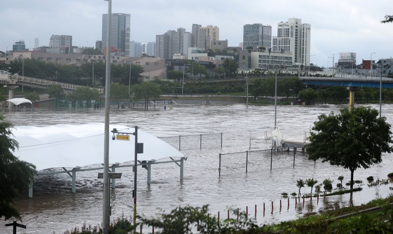 [서울=뉴시스] 김선웅 기자 = 서울에 호우경보가 내려진 13일 홍수주의보가 발령된 서울 중랑천 산책로가 물에 잠겨 있다. 2025.08.13. mangusta@newsis.com