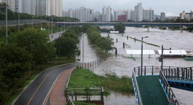 [서울=뉴시스] 김선웅 기자 = 서울에 호우경보가 내려진 13일 홍수주의보가 발령된 서울 중랑천 산책로가 물에 잠겨 있다. 2025.08.13. mangusta@newsis.com
