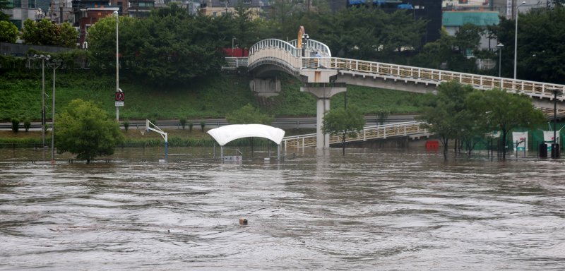 [서울=뉴시스] 김선웅 기자 = 서울에 호우경보가 내려진 13일 홍수주의보가 발령된 서울 중랑천 산책로가 물에 잠겨 있다. 2025.08.13. mangusta@newsis.com