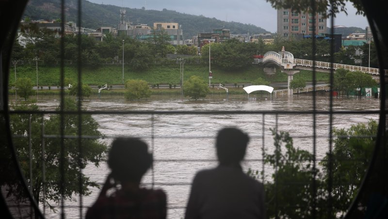 [서울=뉴시스] 김선웅 기자 = 서울에 호우경보가 내려진 13일 홍수주의보가 발령된 서울 중랑천 산책로가 물에 잠겨 있다. 2025.08.13. mangusta@newsis.com